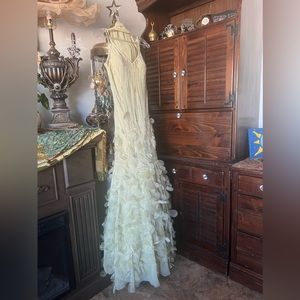 Large Aspeed formal for any special occasion.